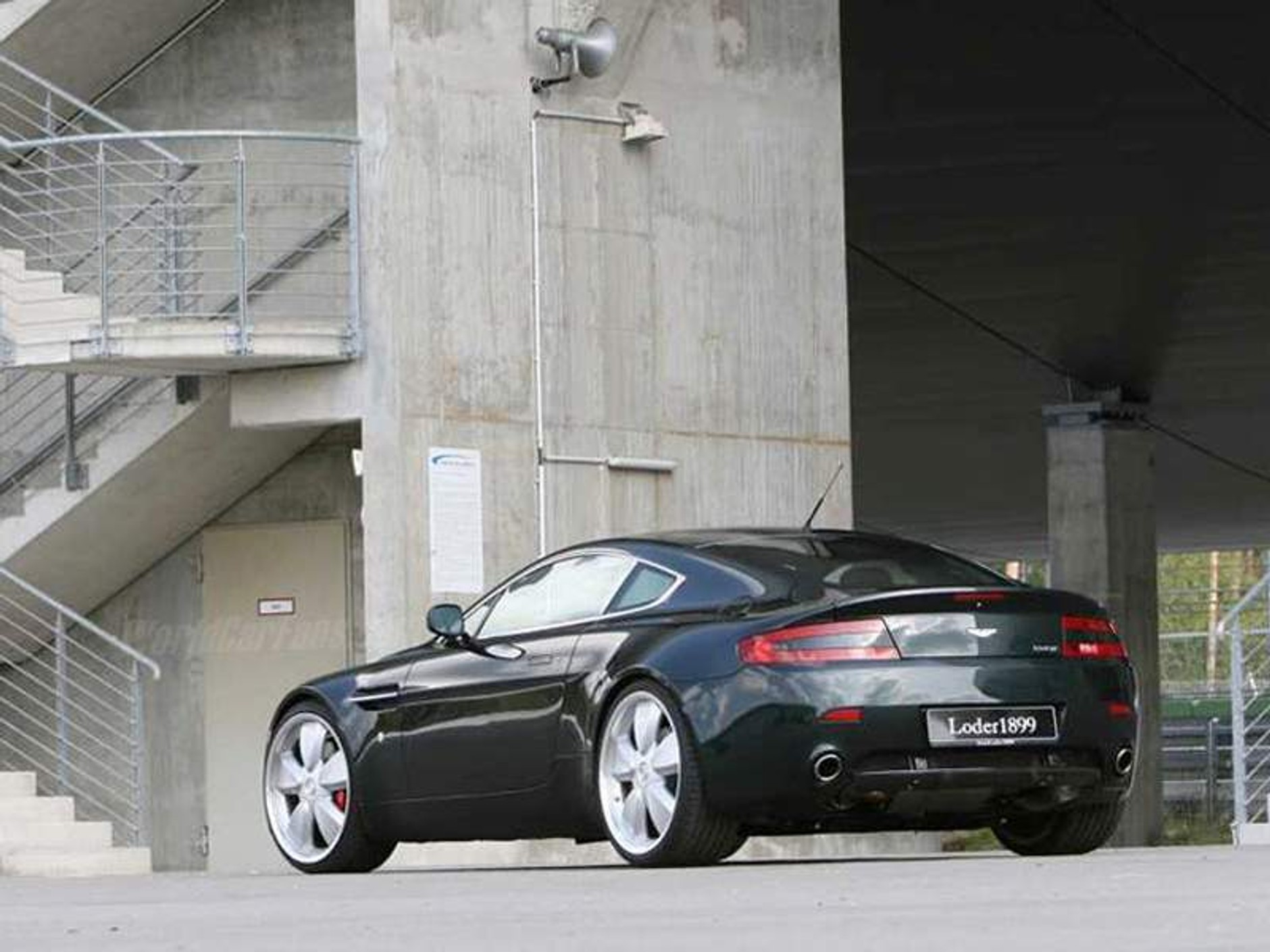 Loder1899 V8 Vantage – reakcja na Ferrari F430