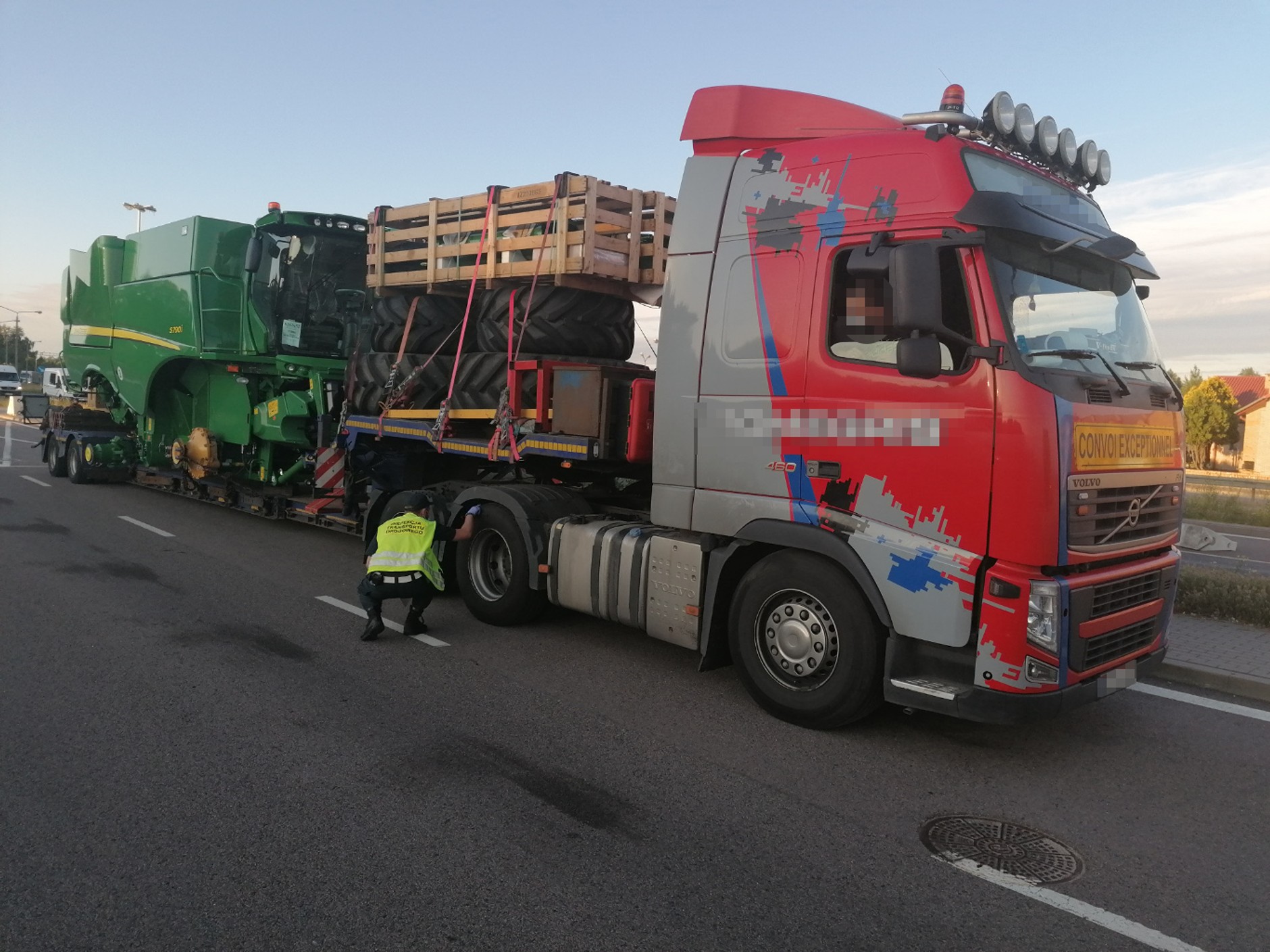 Transport kombajnu i opon z 12 mandatami