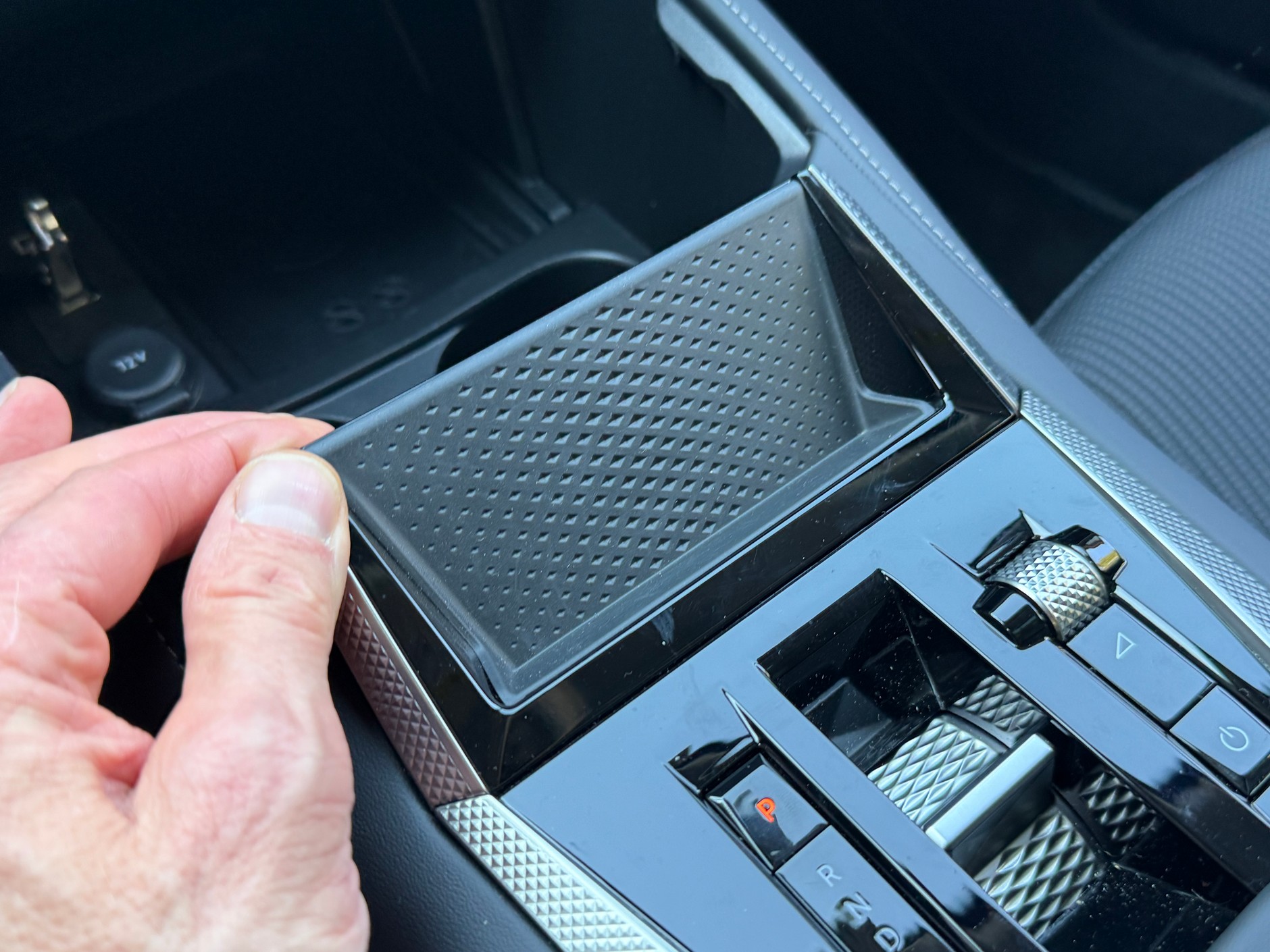 DS Nr 4 po face liftingu: monochromatyczny ekranik zastąpiła tacka na droibiazgi 