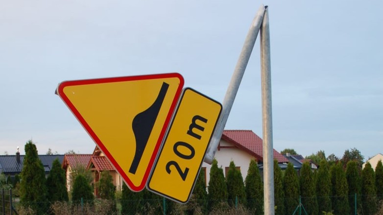 Zniszczony znak drogowy; Międzychód; sierpień 2023 r.