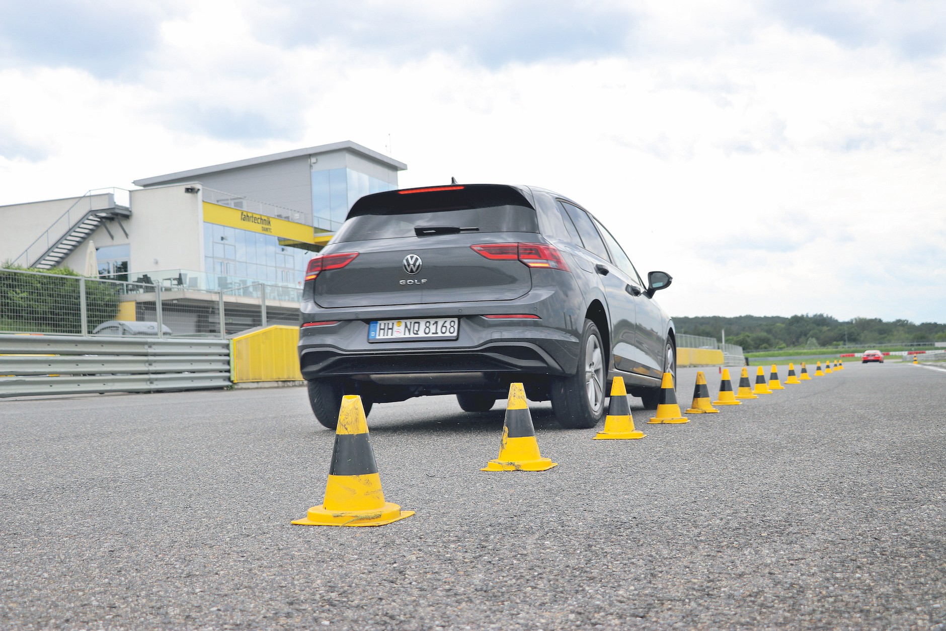 Test opon zimowych w rozmiarze 205/55 R 16: proby wykonywane na suchej drodze
