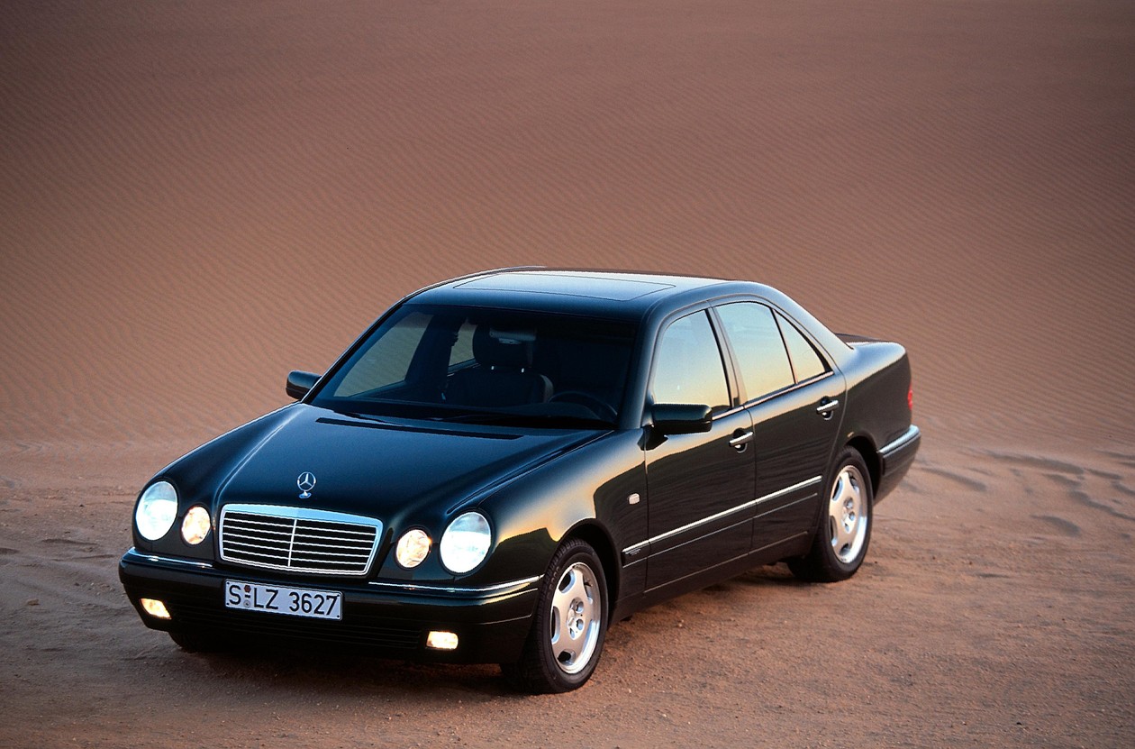 25 lat temu został zaprezentowany Mercedes klasy E W210 – wówczas design z czworgiem „oczu” stanowił przełom w stylu Mercedesa