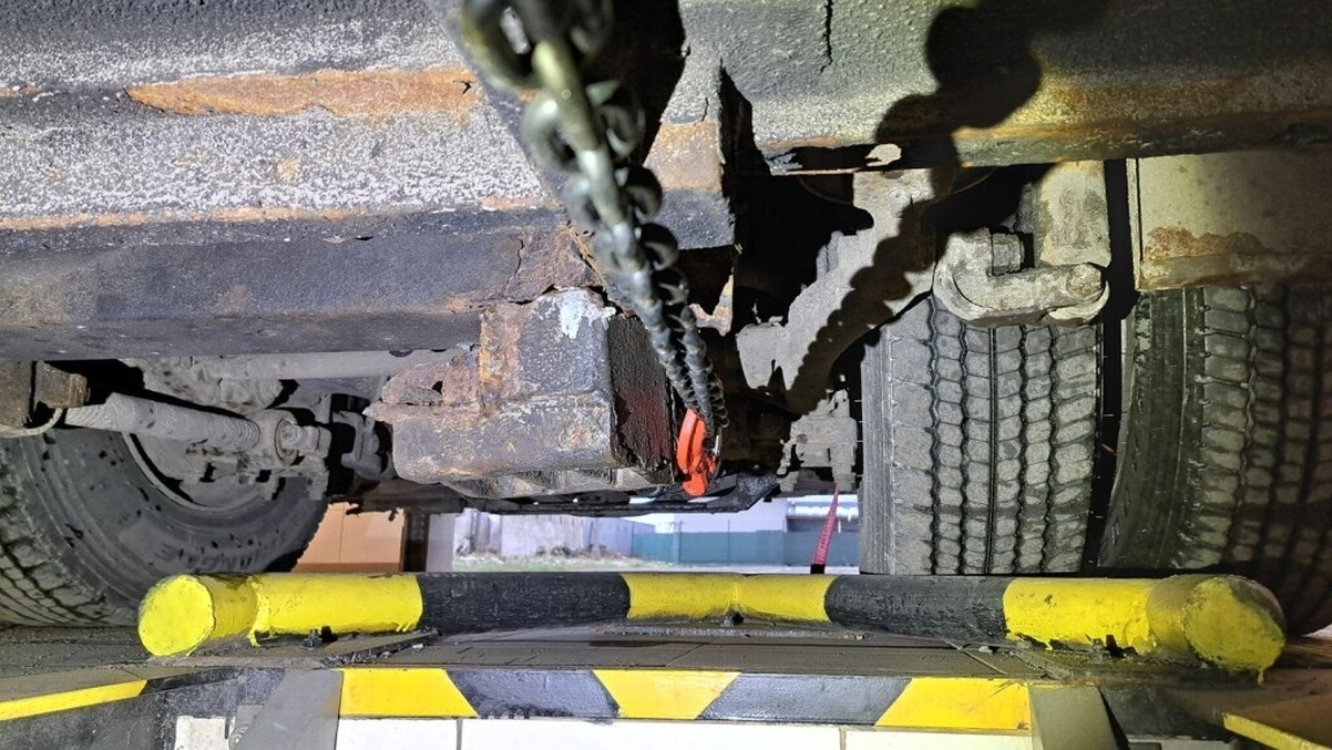 Inspektorzy ITD zatrzymali autobus, który zostawiał cztery ślady