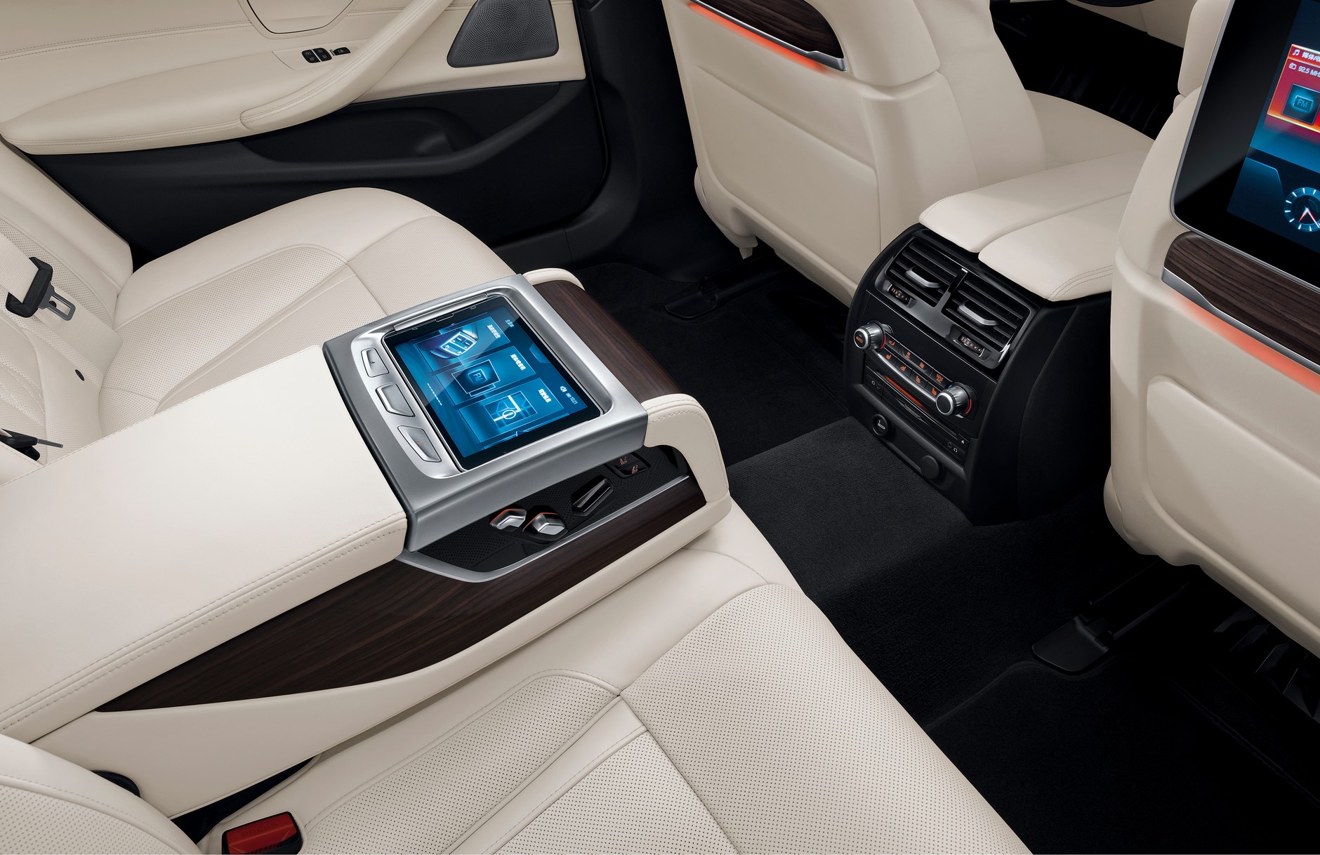 Tablet przyda się do sterowania fotelami, klimatyzacją oraz systemem audio