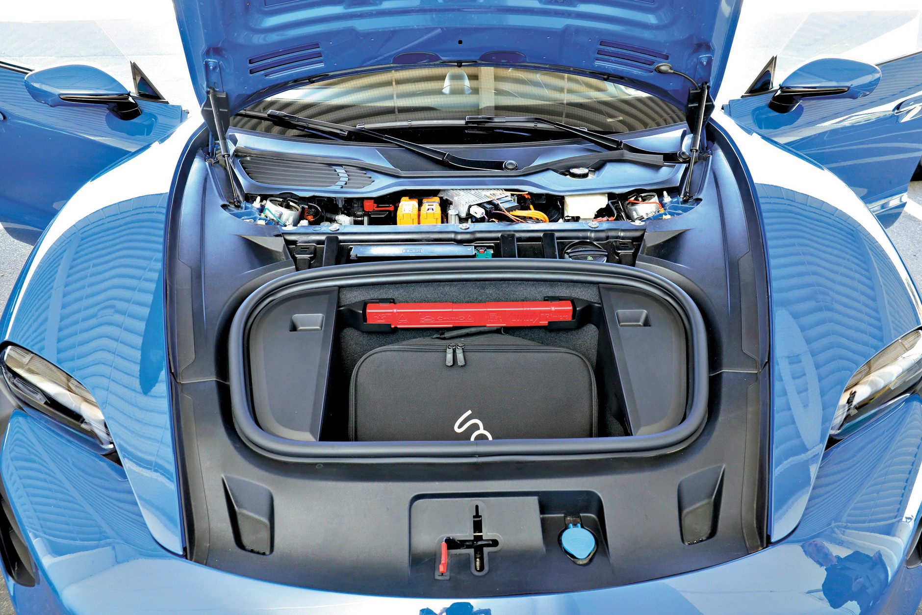 W przednim bagażniku Porsche Taycana można zmieścić dodatkowe 84 l bagażu.