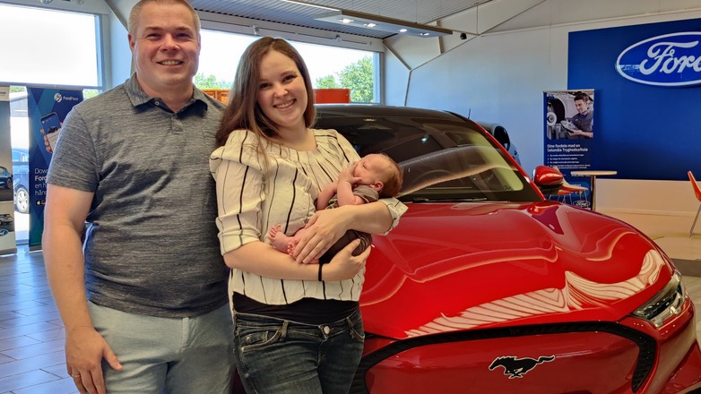 Mama urodziła swoje drugie dziecko na przednim fotelu Forda Mustanga Mach-E