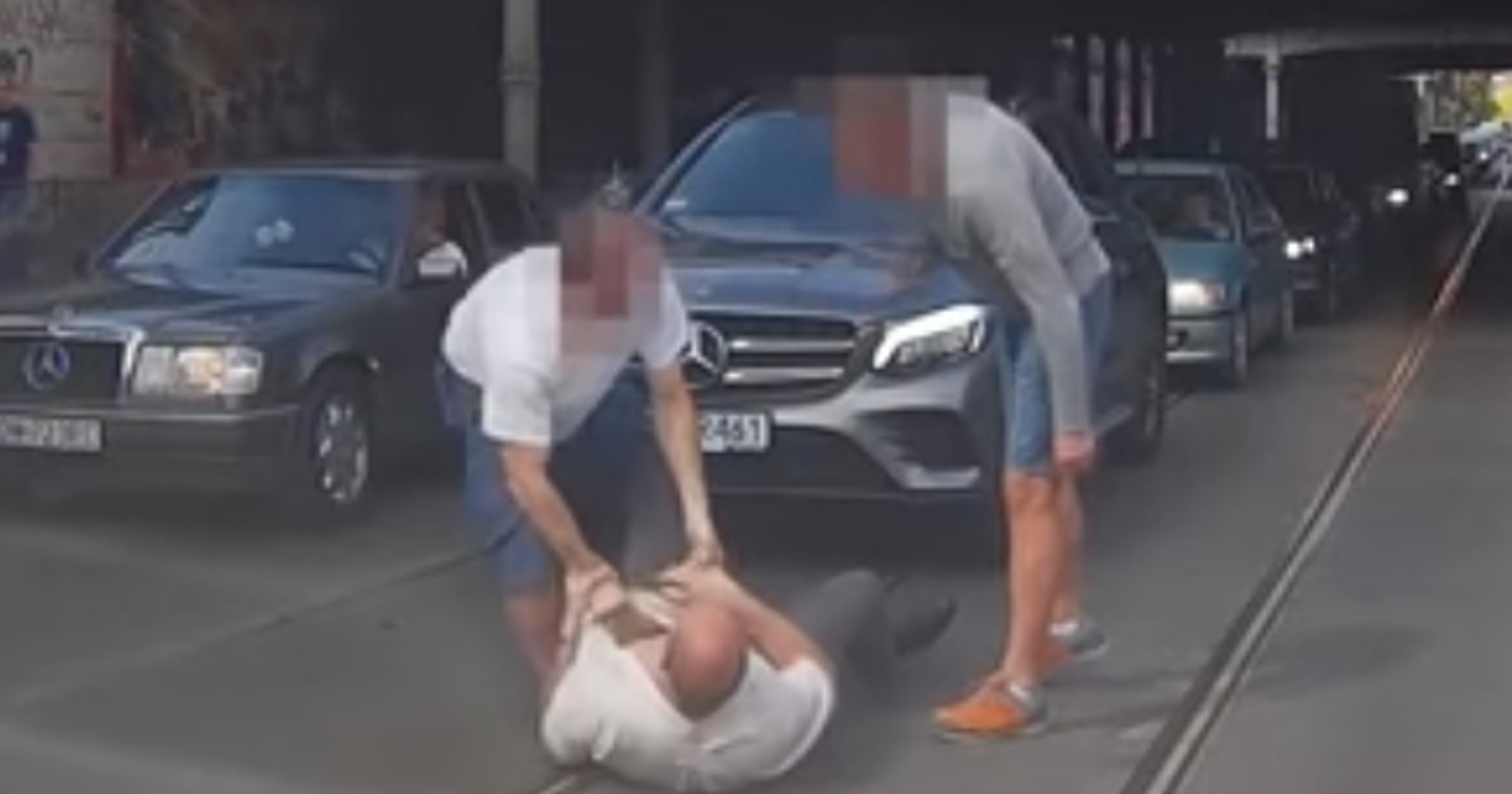 Wrocław: bójka kierowcy z pieszym na środku drogi