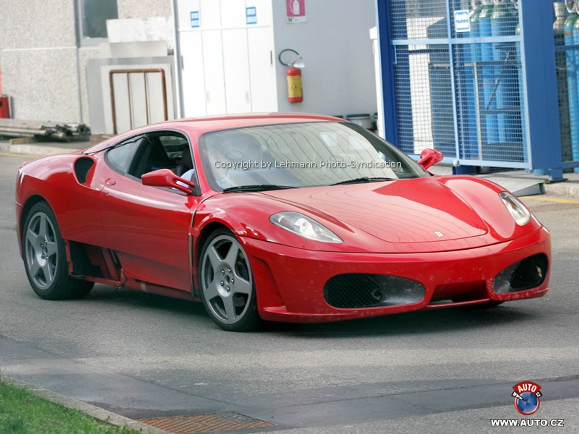 Zdjęcia szpiegowskie: tanie Ferrari Dino