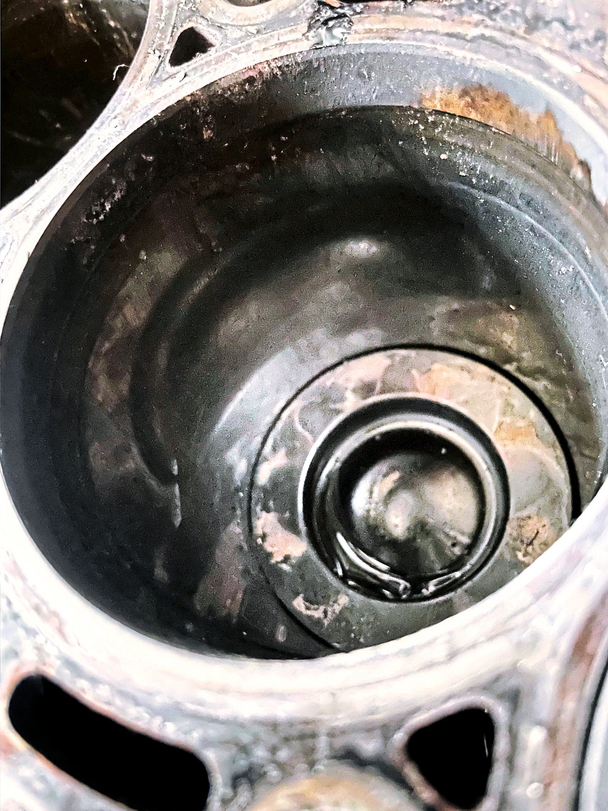 Gładzie cylindrów już po 100 tys. km mogą być wytarte. Efekt: wysokie zużycie oleju. 