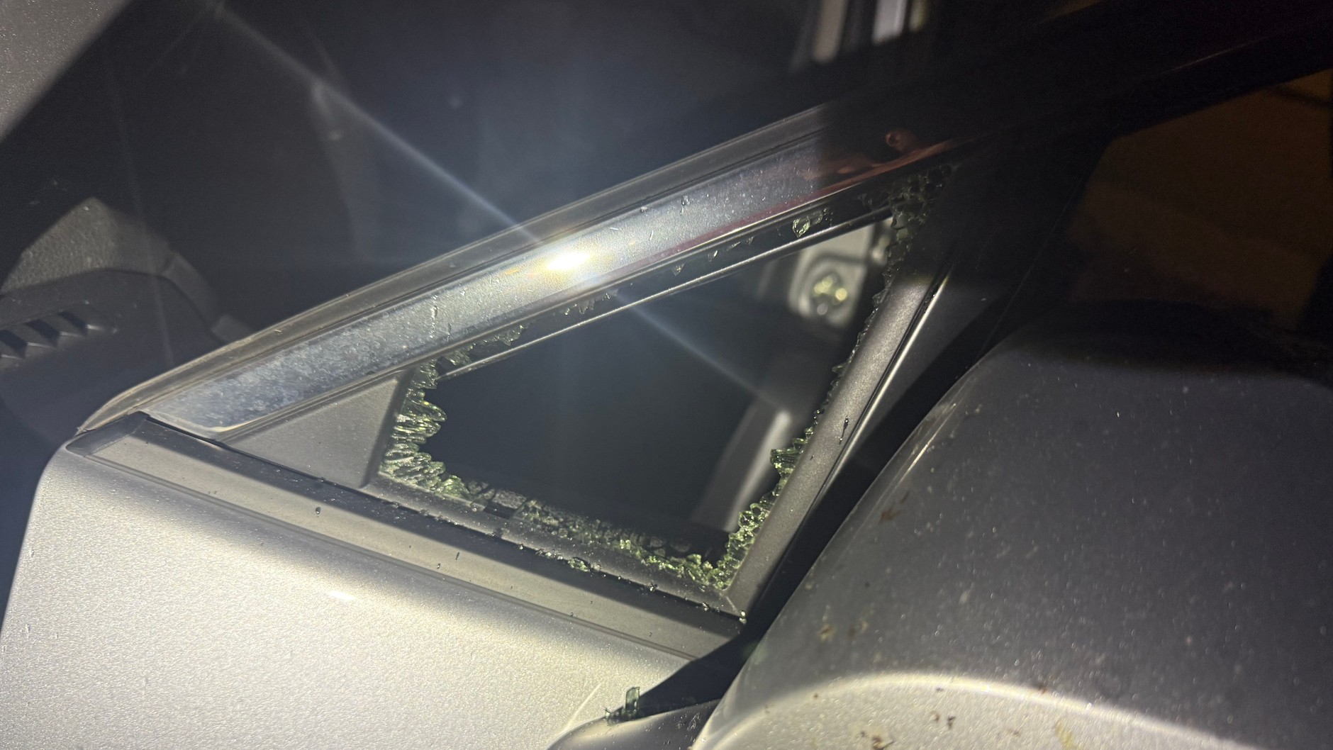 Samochód po próbie ktradzieży przez złodziei-amatorów