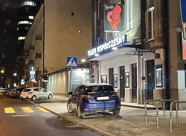 Podczas parkowania pamiętaj o zasadzie 10 kroków. Uratuje przed mandatem