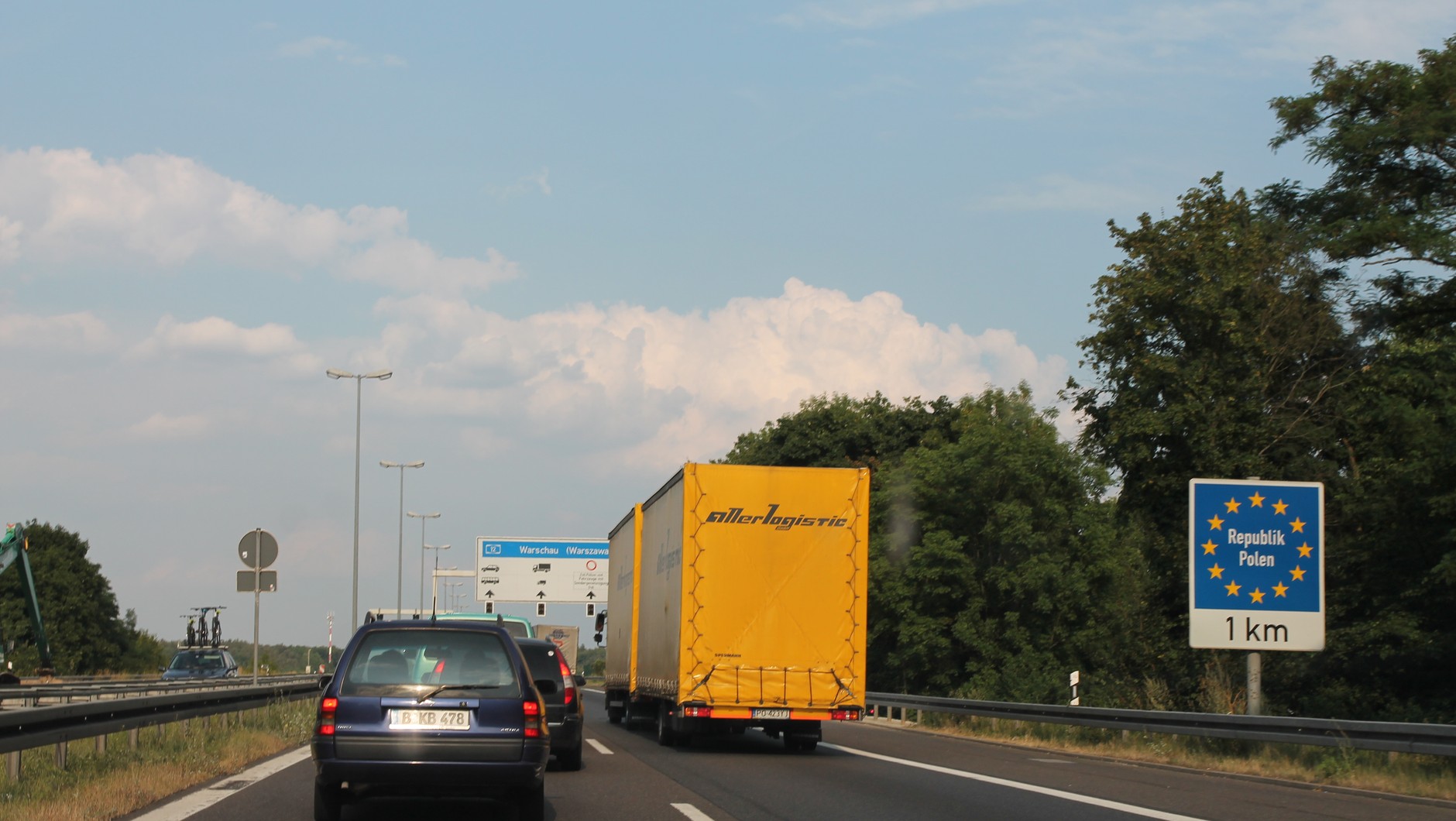 W ciągu ostatnich kilku lat przybyło w Polsce kilka tysięcy kilometrów autostrad i dróg ekspresowych. Szkoda, że nie umiemy po nich jeździć...