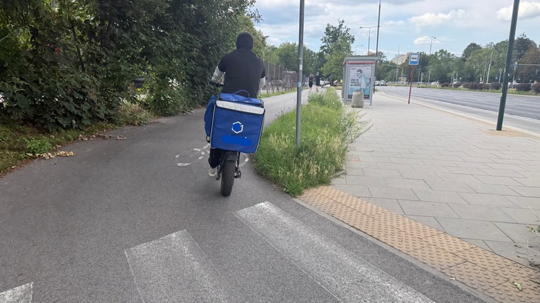 Nielegalny rower elektryczny – pojazd z manetką gazu