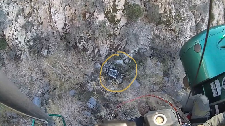 Chociaż samochód roztrzaskał się, dzięki wciąż działającemu telefonowi pasażerowie zdołali wezwać pomoc