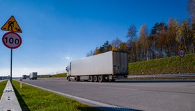 Ciężarówka jadąca po autostradzie