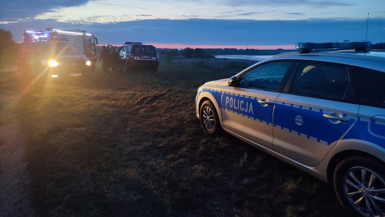 Pili alkohol nad rzeką. Ich auto zjechało z nimi do wody