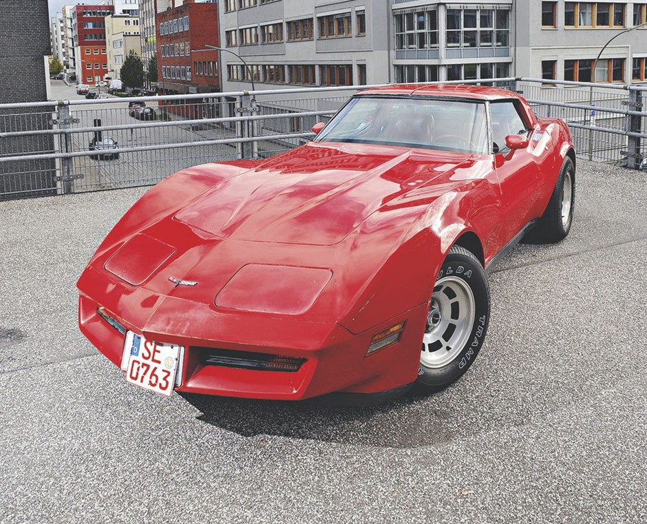 Chevrolet Corvette C3 – wygląd rakiety, prowadzenie... wozu drabiniastego. To oczywiście przesada, ale szybka jazda tym autem wymagała odwagi i umiejętności.