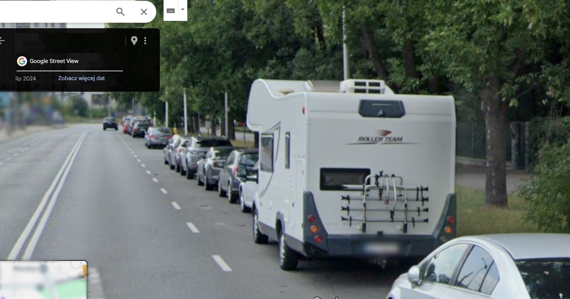 Kamper zaparkowany przy ulicy widoczny na Google StreetView