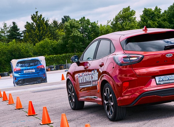 Ford oferuje bezpłatne szkolenie. Celowo skierowane jest tylko do jednej grupy kierowców