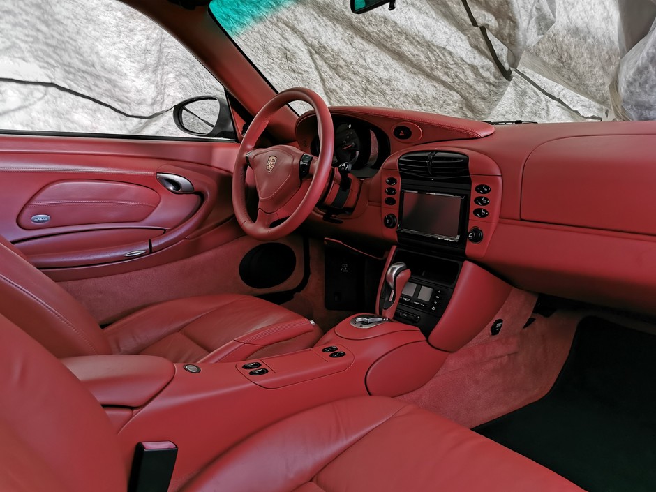 Rzadko spotykane czerwone wnętrze Porsche – Japończycy mają specyficzne pomysły na wyróżnienie się