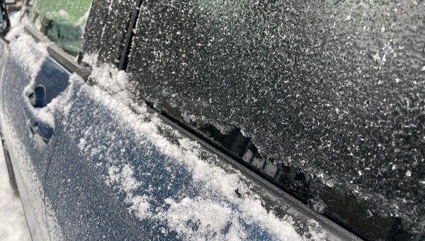 Lód na szybach samochodu w zimie