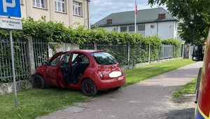 Wjechał samochodem w ogrodzenie komendy policji