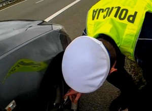 Policjanci zauważyli kobietę stojącą przy aucie na S3. Pomogli drogowcy