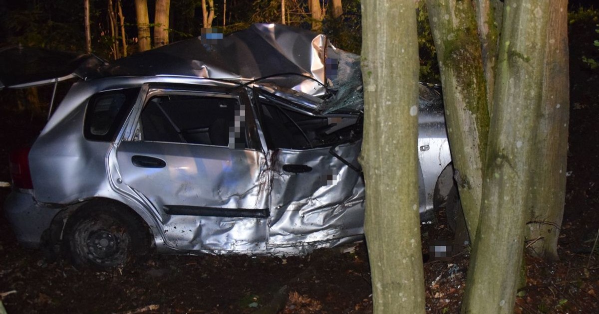 Rozbił samochód na drzewie. Uciekł i zostawił ranną pasażerkę na pewną śmierć