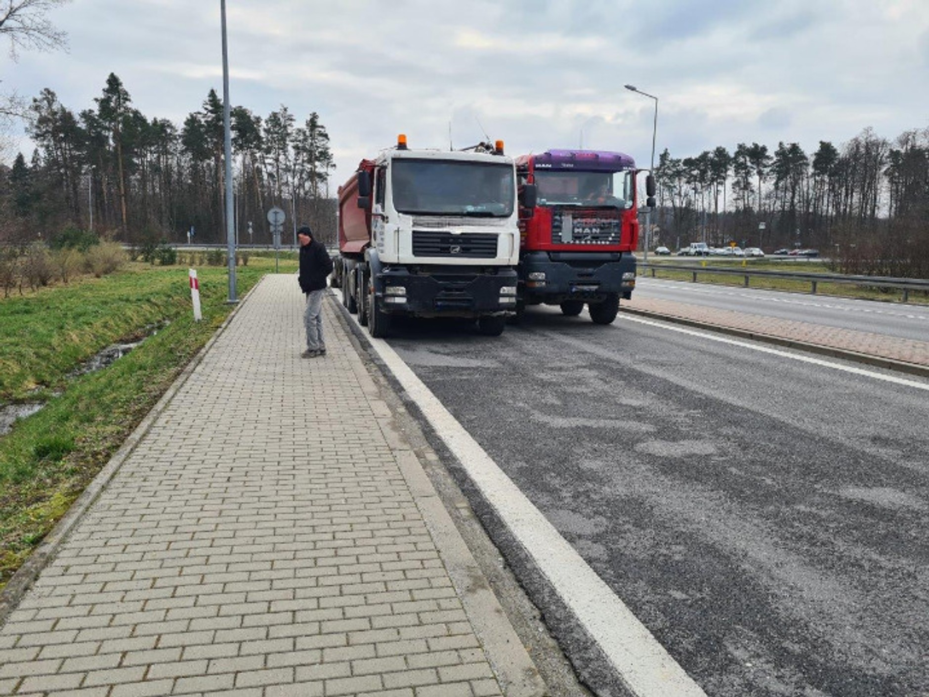 Przeciążył ciężarówkę. Z dokumentów wynikało, że ładował ją podczas jazdy