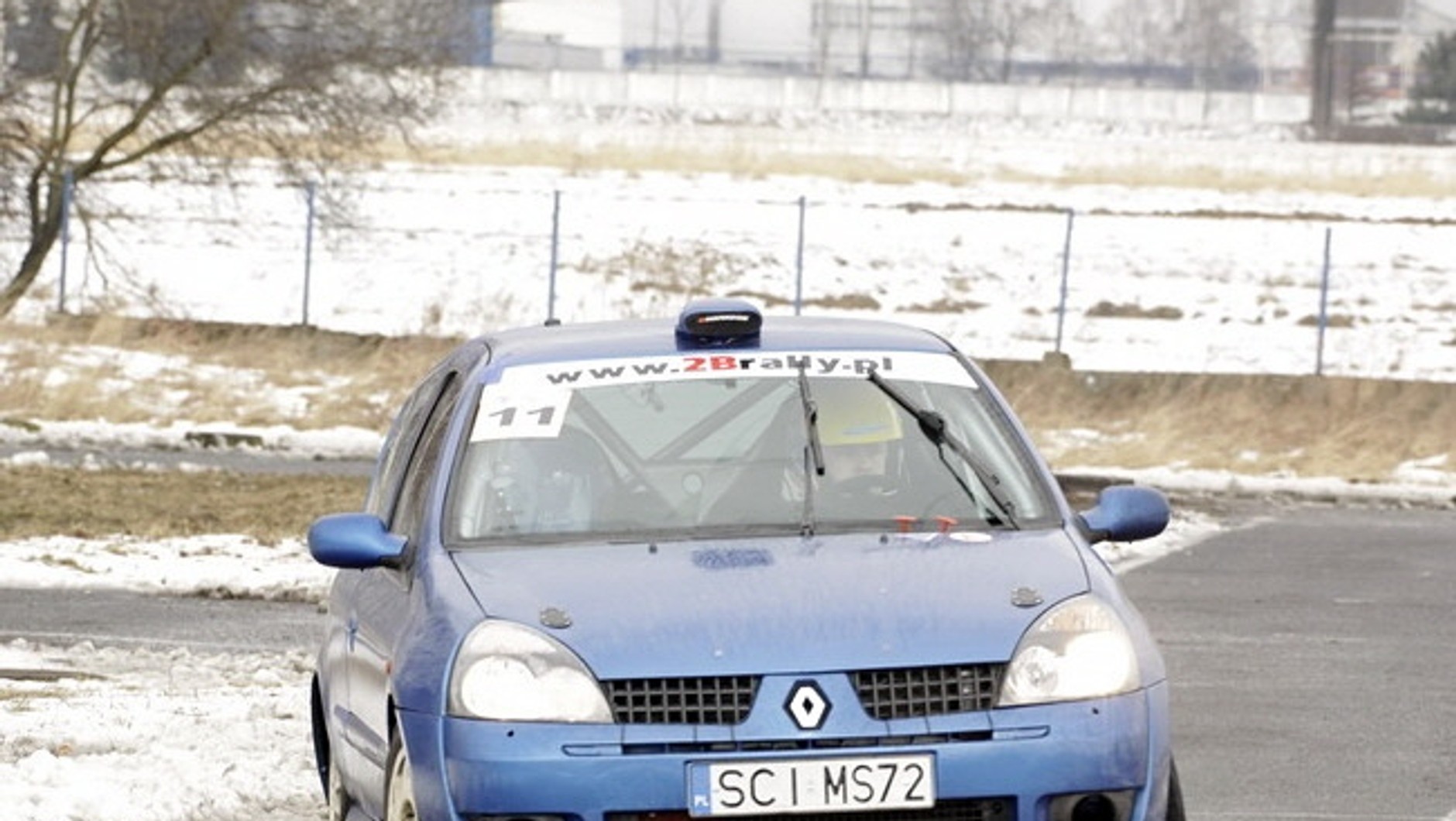 Przez lata auta używane np. w rajdach, jeździły w Polsce na standardowych tablicach rejestracyjnych, chociaż wymagane w nich przeróbki przynajmniej w teorii uniemożliwiały przejście badań na SKP.  