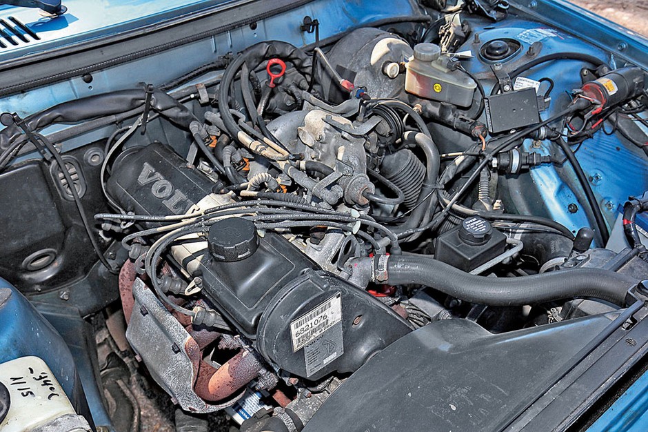 Volvo 240: czterocylindrowe silniki, nazywane redblockami od koloru, na jaki pomalowano ich bloki, to jedne z najtrwalszych benzyniaków świata. Kulturą pracy nie grzeszą, ale zaprojektowano je z olbrzymim zapasem wytrzymałości. Pół miliona przebiegu, pod warunkiem regularnej obsługi, to żaden wyczyn.