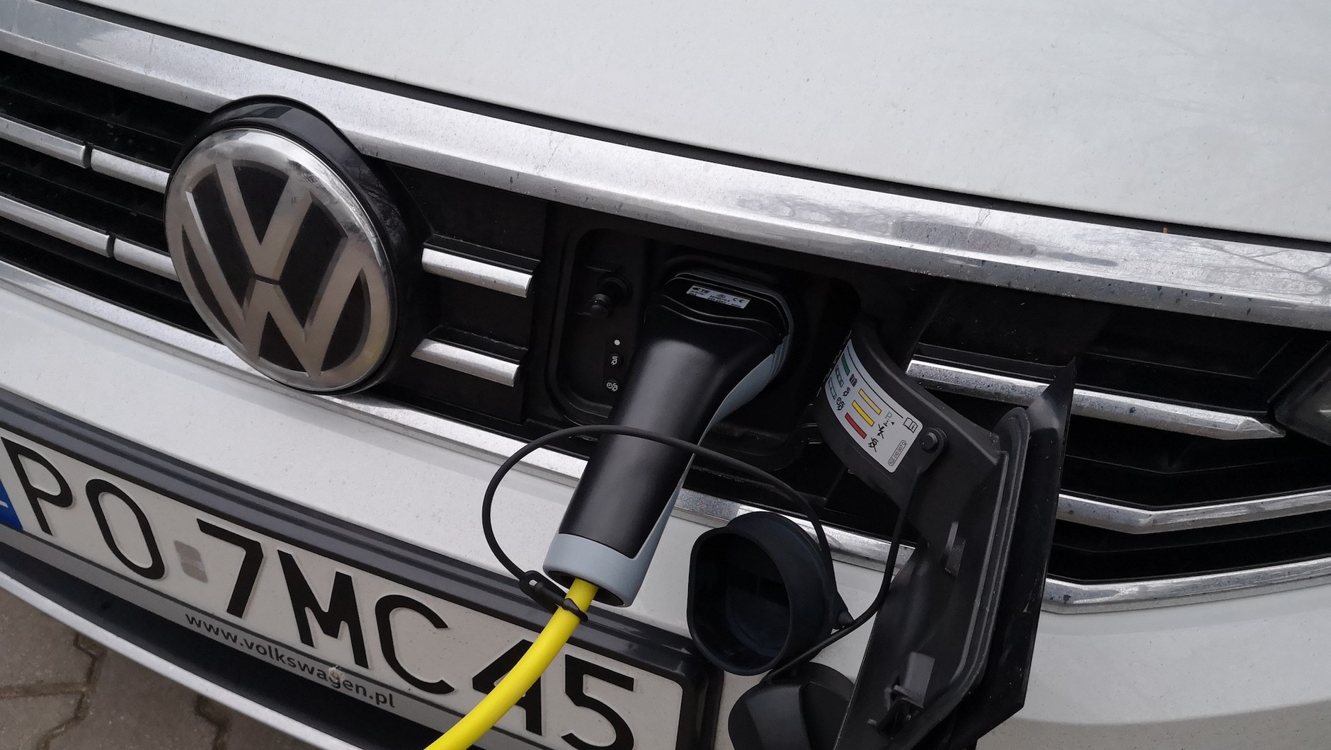 Passat GTE to hybryda typu Plug-in – akumulator trakcyjny można doładować z gniazdka
