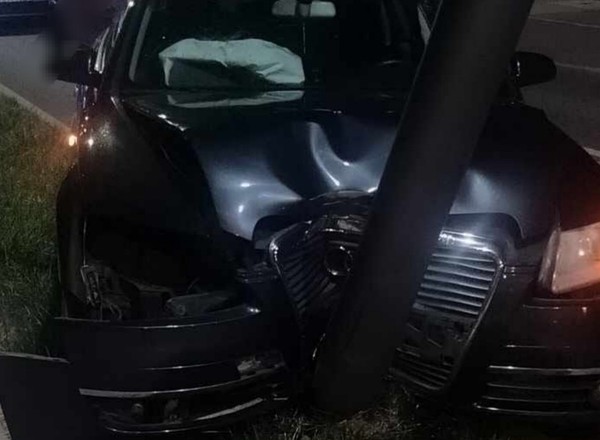 Kierowca Audi uderzył w latarnię. Policjanci szybko ustalili dlaczego