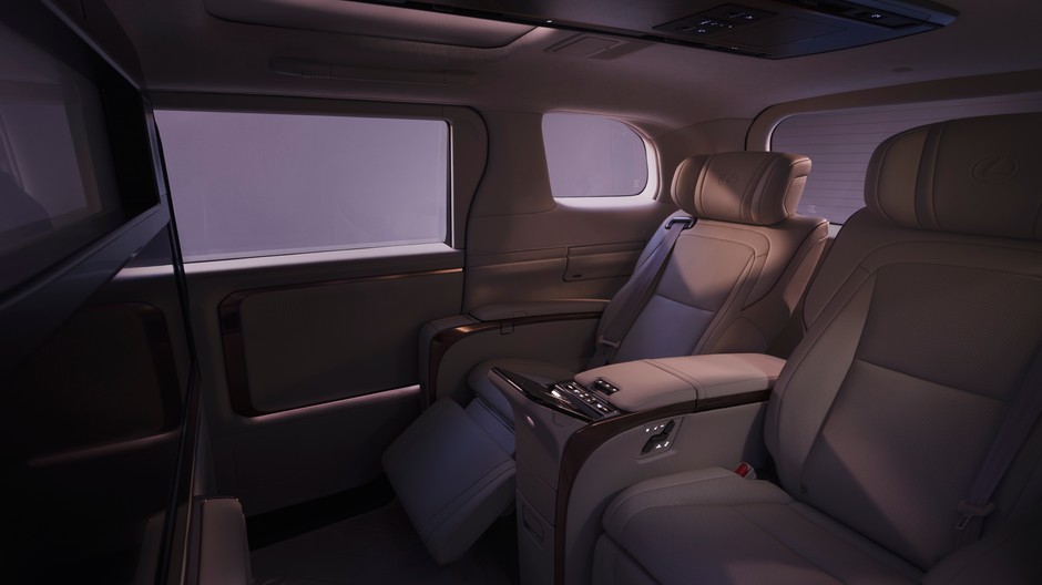 Lexus LM 350h. Ekskluzywny van z Azji debiutuje w Europie