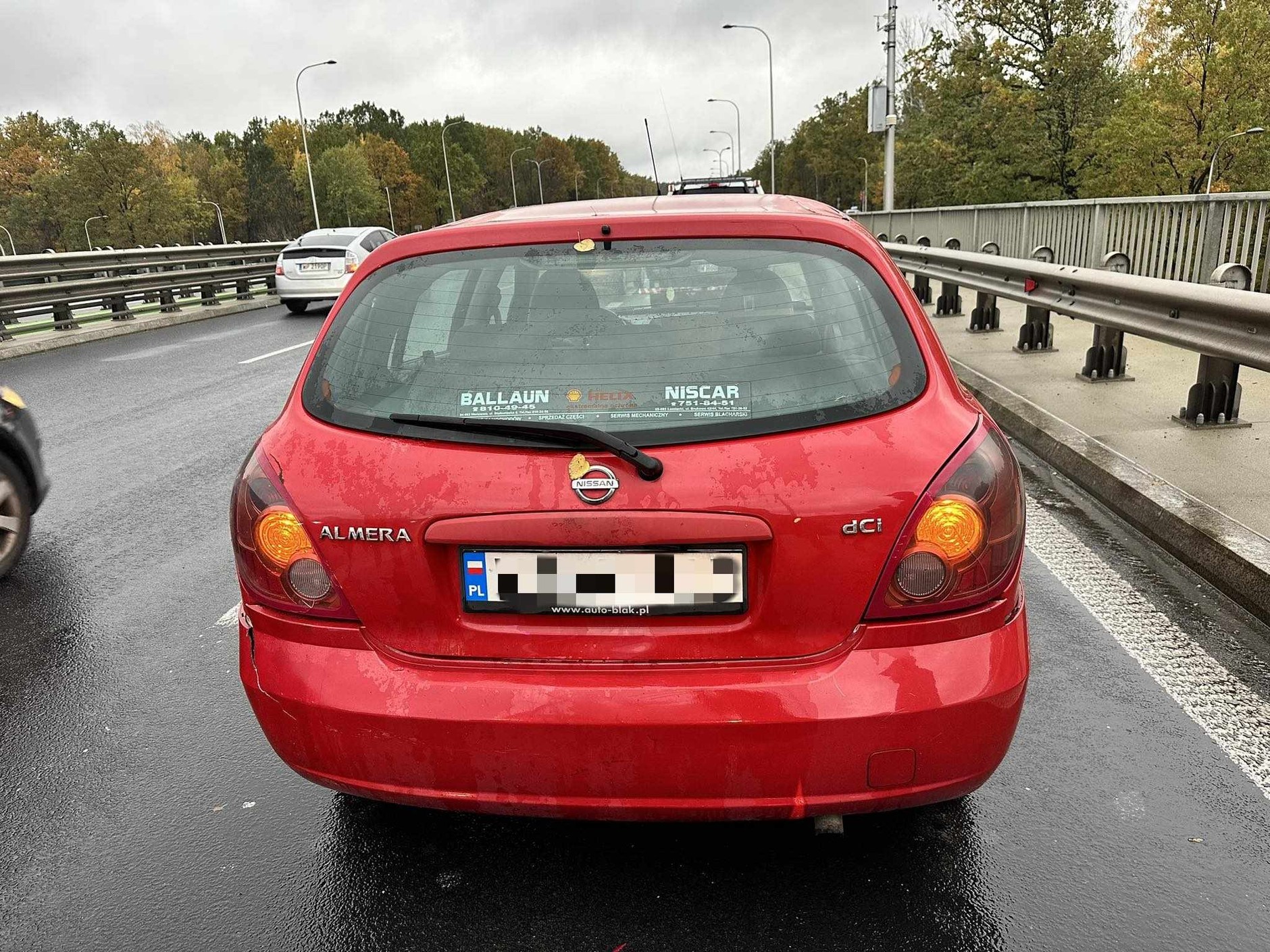 Samochód uszkodzony po kolizji. Na pierwszy rzut oka niemal brak uszkodzeń