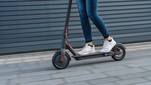 Wsiadasz na rower albo na hulajnogę elektryczną? Sprawdź, czy znasz te przepisy