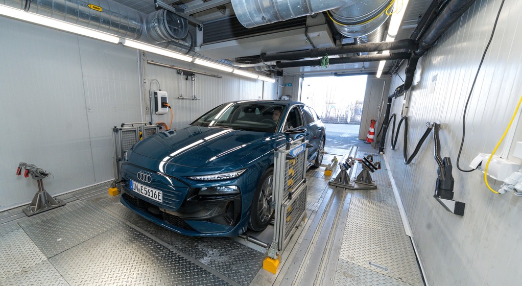 Zimowy test zasięgu rodzinnych samochodów elektrycznych ADAC