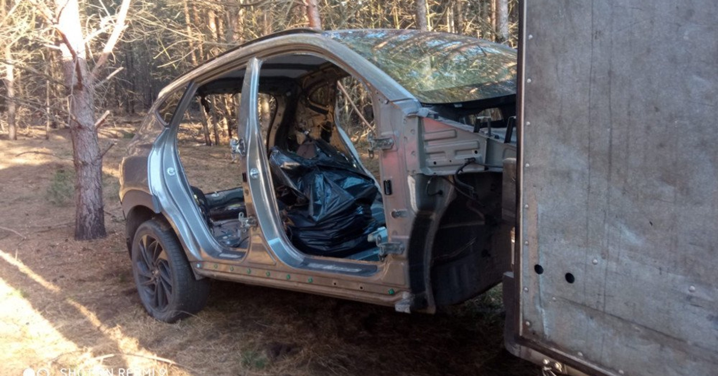 Demontowali skradzione auto w lesie