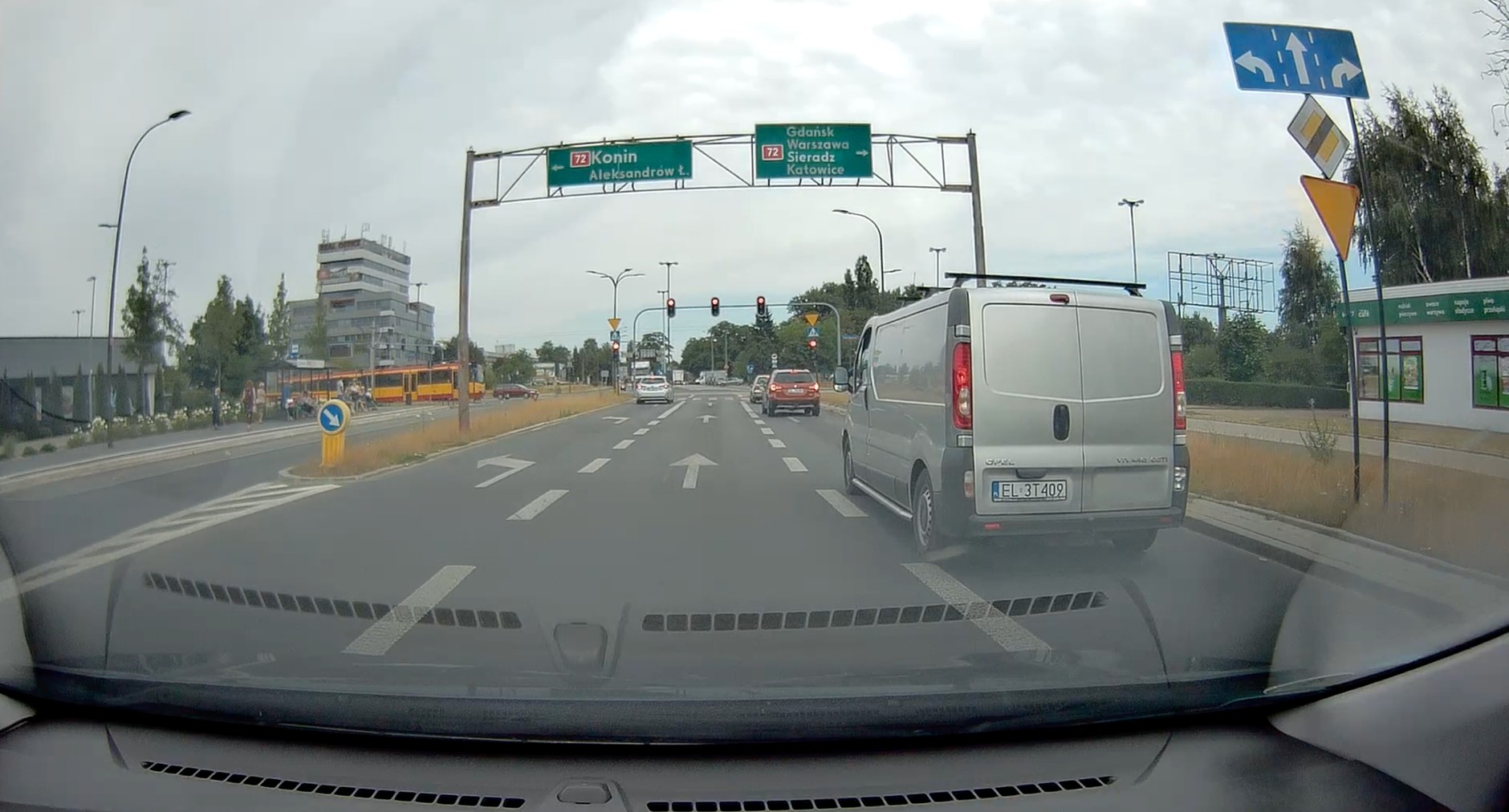 Żaden drogowskaz nie kieruje na drogę ekspresową S14 lub autostradę A2