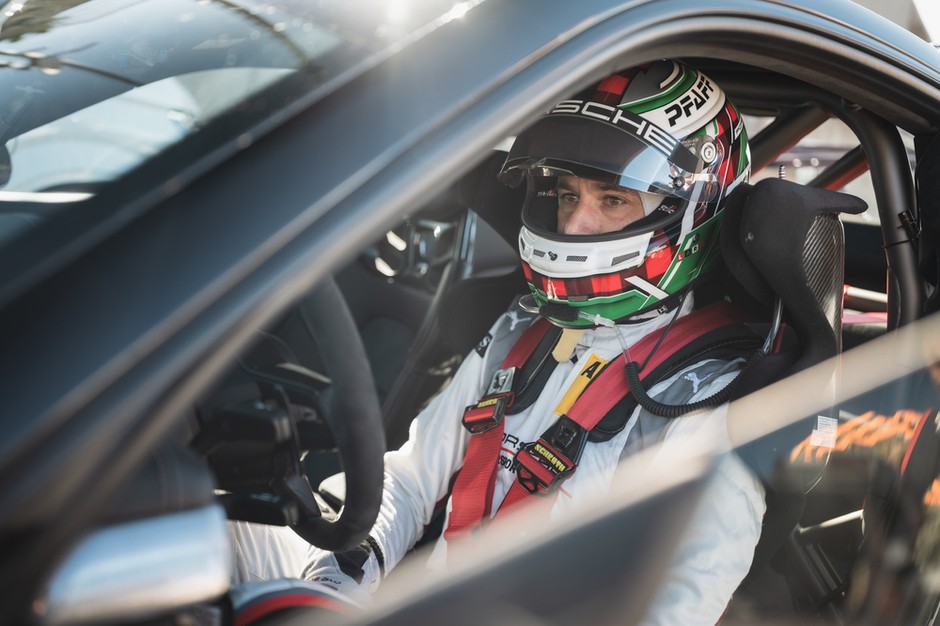 Porsche 911 GT2 RS z pakietem Manthey Performance Kit podczas bicia rekordu na Nürburgringu