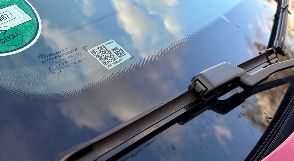 Kod QR na szybie samochodu