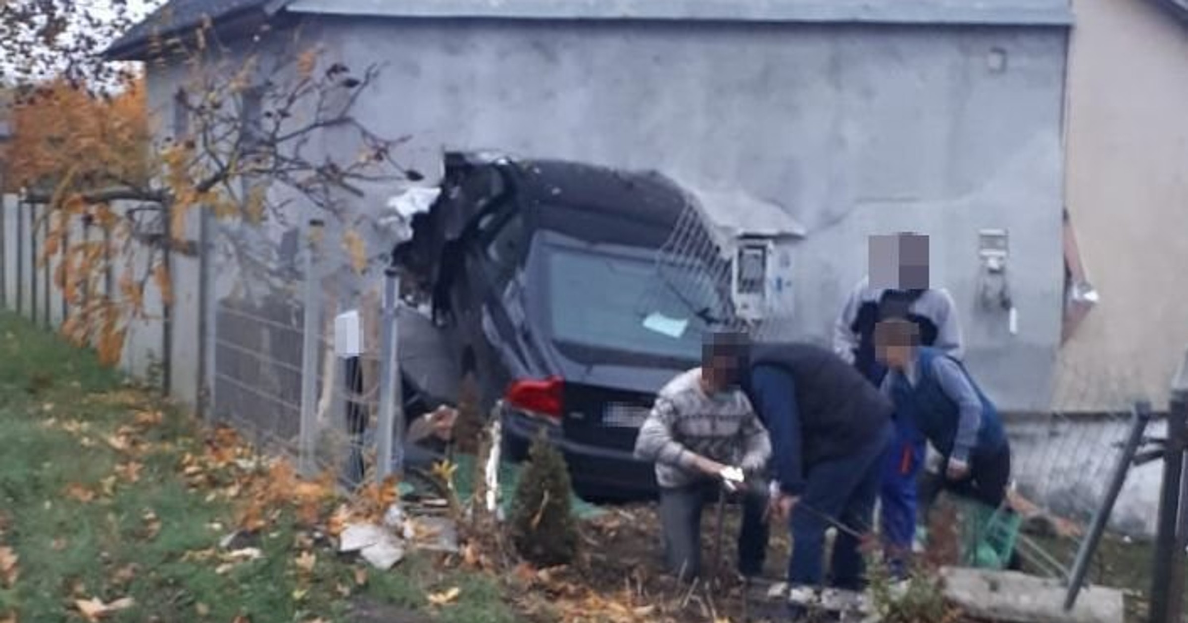 Uderzył autem w dom i przebił ścianę