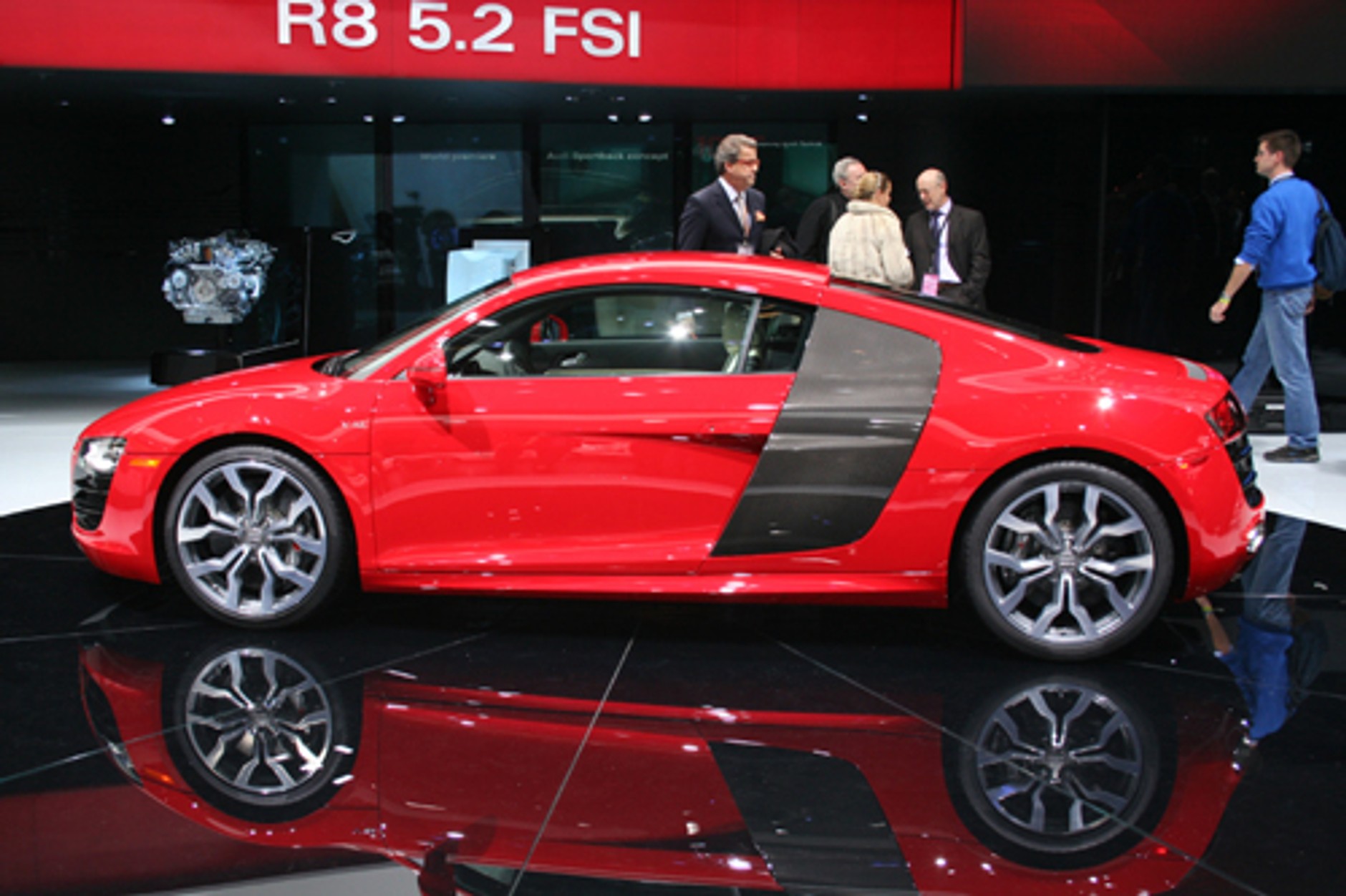 Salon Samochodowy w Detroit - Salon pod napięciem