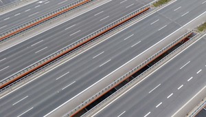 Linie na drodze. Jakie mają znaczenie i jak je interpretować? Kierowca musi to wiedzieć