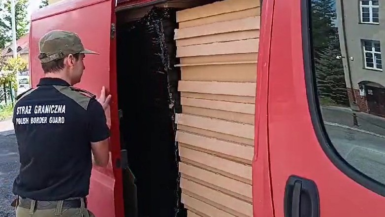 Straż Graniczna zatrzymała auto z pudełkami od pizzy. W środku były papierosy