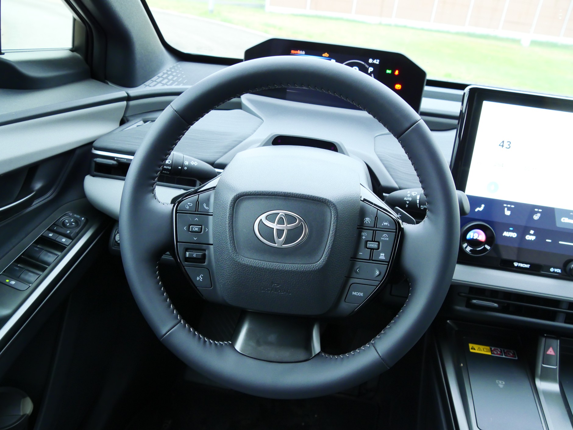 Toyota C-HR+ Executive AWD: ma na kierownicy więcej przycisków niż niejeden "chińczyk" w całym aucie. To wygodne!