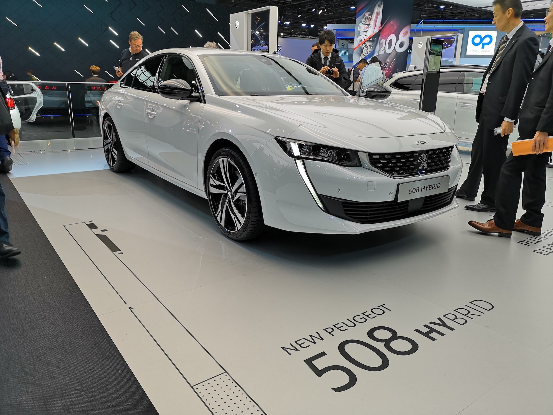 Peugeot na salonie samochodowym w Paryżu
