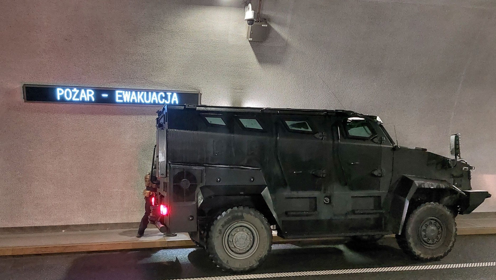 Opancerzony pojazd w tunelu pod Luboniem Małym