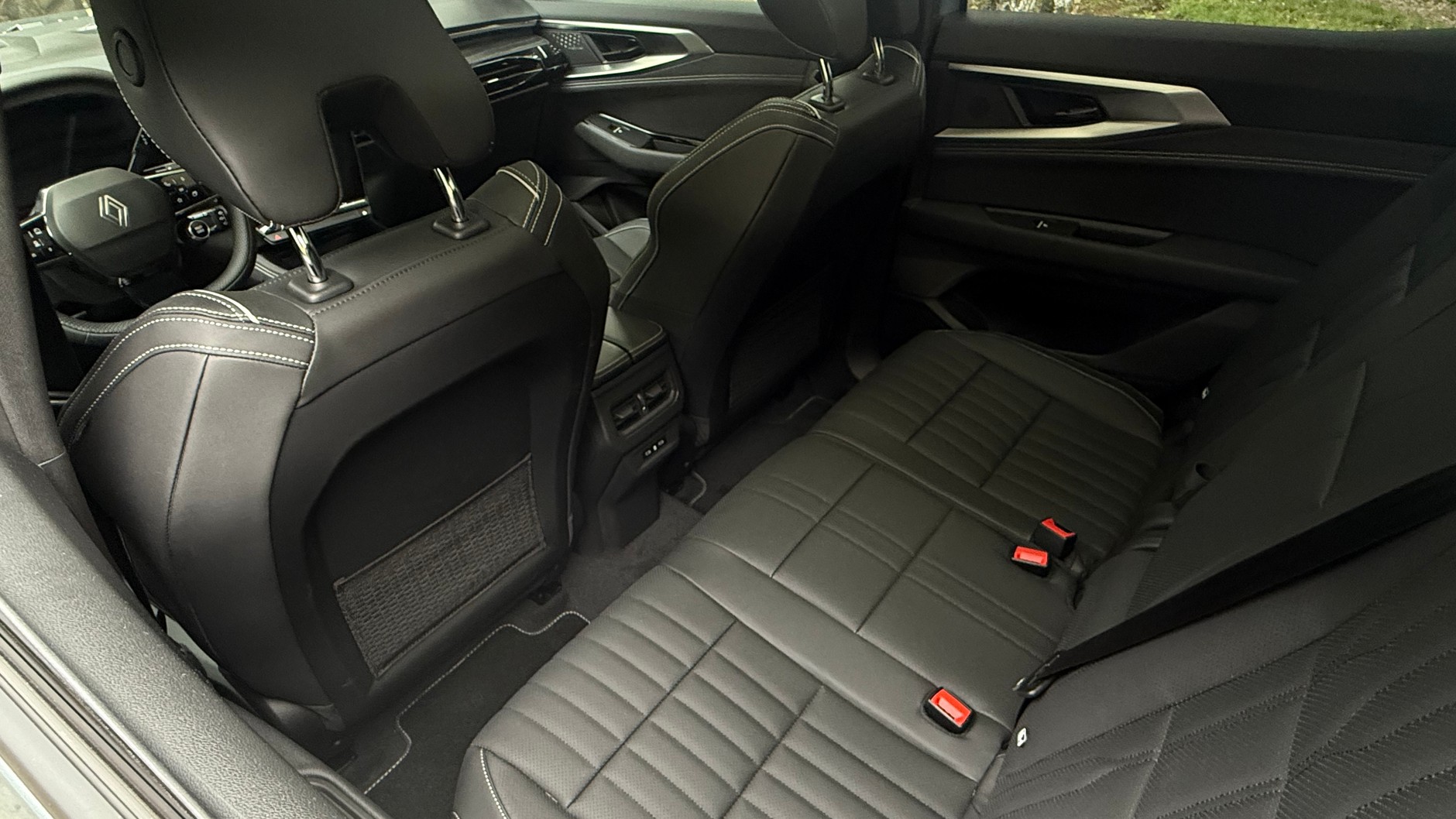 Renault Espace po liftingu (od 2025 r.): siedzenia drugiego rzędu można przesunąć do przodu, by powiększyć przestrzeń z tyłu