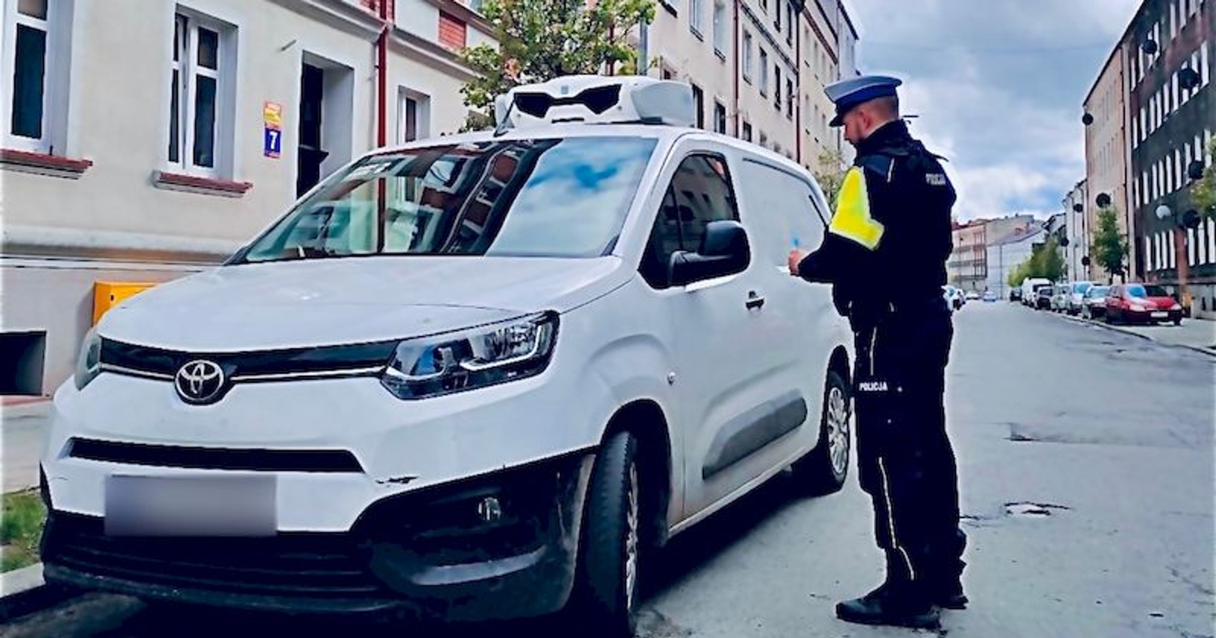 Policjanci zatrzymali kierowcę Toyoty. Po 16-latka przyjechał ojciec. Też bez "prawka". A nie, jednak nie